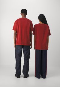 Tommy Jeans LINEAR LOGO TEE  - Printtipaita - magma red