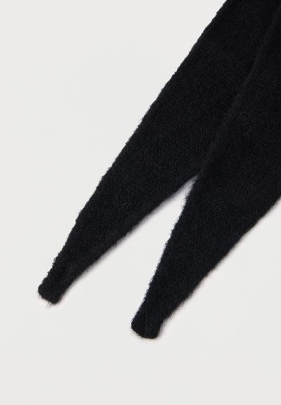 Suéter negro corto con textura peluda, con mangas cónicas y diseño de cuello plano. La tela parece suave y ligeramente esponjosa.