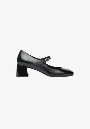 Scarpa Mary Jane in pelle verniciata nera con punta rotonda e tacco basso quadrato. Presenta una cinturino decorativo con una fibbia circolare.