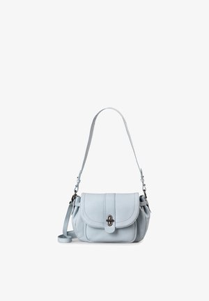 Lichtblauwe leren schoudertas met klep en metalen sluiting, verstelbare lange en korte riemen, en een gestructureerde voorvak.