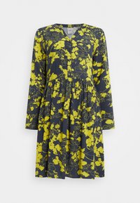 Vestido floral com mangas compridas, base azul-marinho e flores amarelas brilhantes. Apresenta uma frente com botões e uma cintura franzida para um ajuste relaxado.