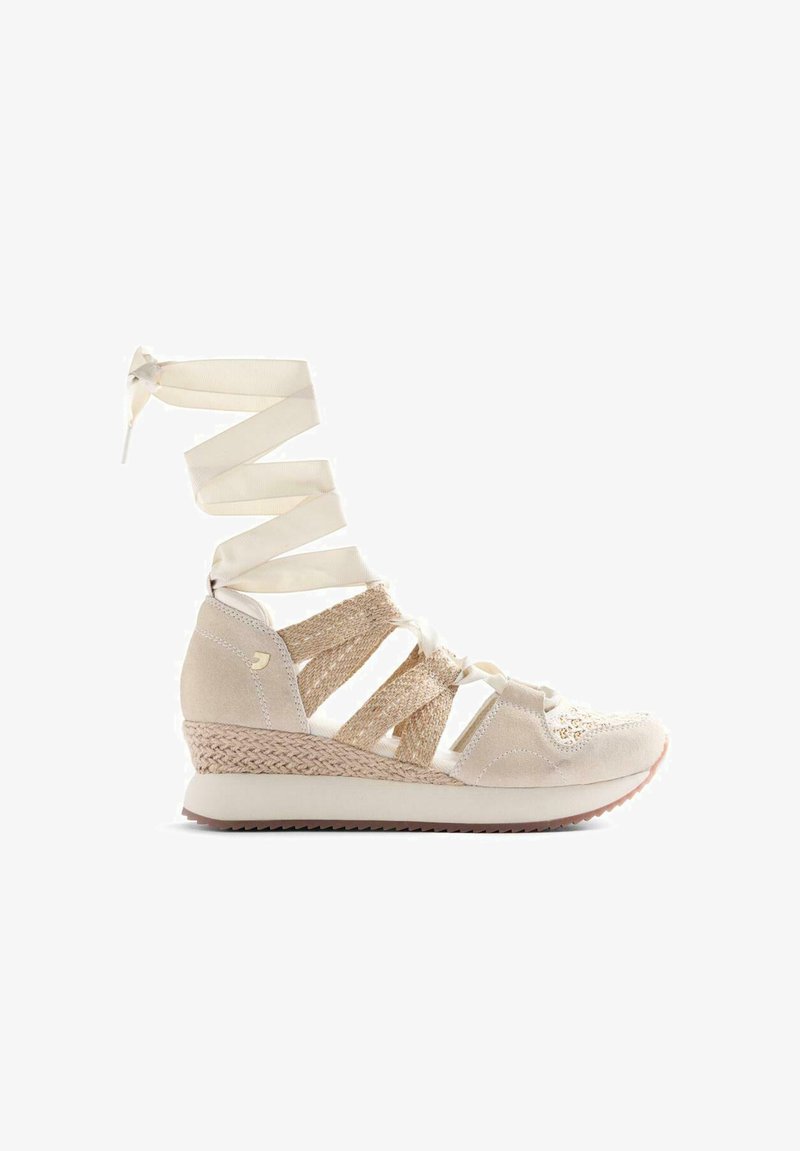 Zapatilla deportiva beige con cuña, tiras laterales tejidas, cierre de cordones en la parte delantera y lazos largos de cinta en el tobillo sobre un fondo blanco.