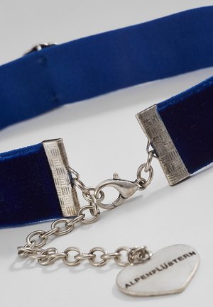 Blaues Samt-Choker-Halsband mit silbernem Verschluss, strukturierten Metallenden, Verlängerungskettchen und herzförmigem Anhänger mit Gravur "ALPENFLÜSTERN".