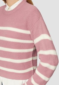 Hellrosa gestrickter Pullover mit weißen horizontalen Streifen, ausgestattet mit einem runden Ausschnitt und gerippten Bündchen. Die Textur ist dick und warm.