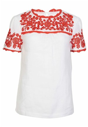 Witte blouse met korte mouwen en rode bloemenborduursel op de borst, mouwen en halslijn, met een ronde kraag en knoopsluiting aan de achterkant.