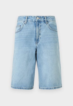 Shorts in denim azzurro chiaro con bottone e cerniera frontali, passanti per cintura e tasche frontali, mostrati su uno sfondo bianco semplice.