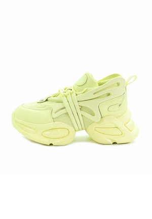 Jaskrawozielone trampki z siateczkową i syntetyczną cholewką, grubą podeszwą, akcentami w formie pasków oraz zaokrąglonym noskiem. Posiadają uchwyt z tyłu.