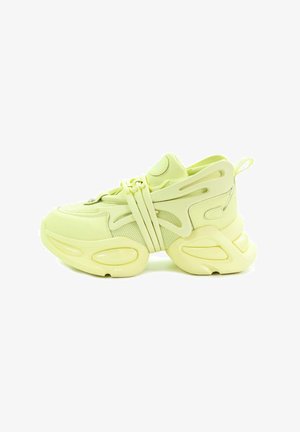 Jaskrawozielone trampki z siateczkową i syntetyczną cholewką, grubą podeszwą, akcentami w formie pasków oraz zaokrąglonym noskiem. Posiadają uchwyt z tyłu.