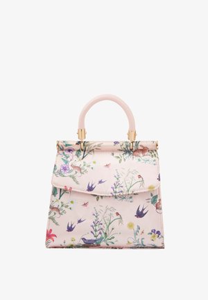 Blomsterprint håndtaske med en blød lyserød syntetisk overflade, struktureret form, buet håndtag, guldfarvet hardware og klaplås.