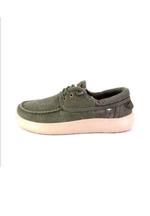 Zapato informal verde de ante con cordones, suela de goma blanca y pequeño logo de canguro en el lateral, mostrado desde el lado exterior.