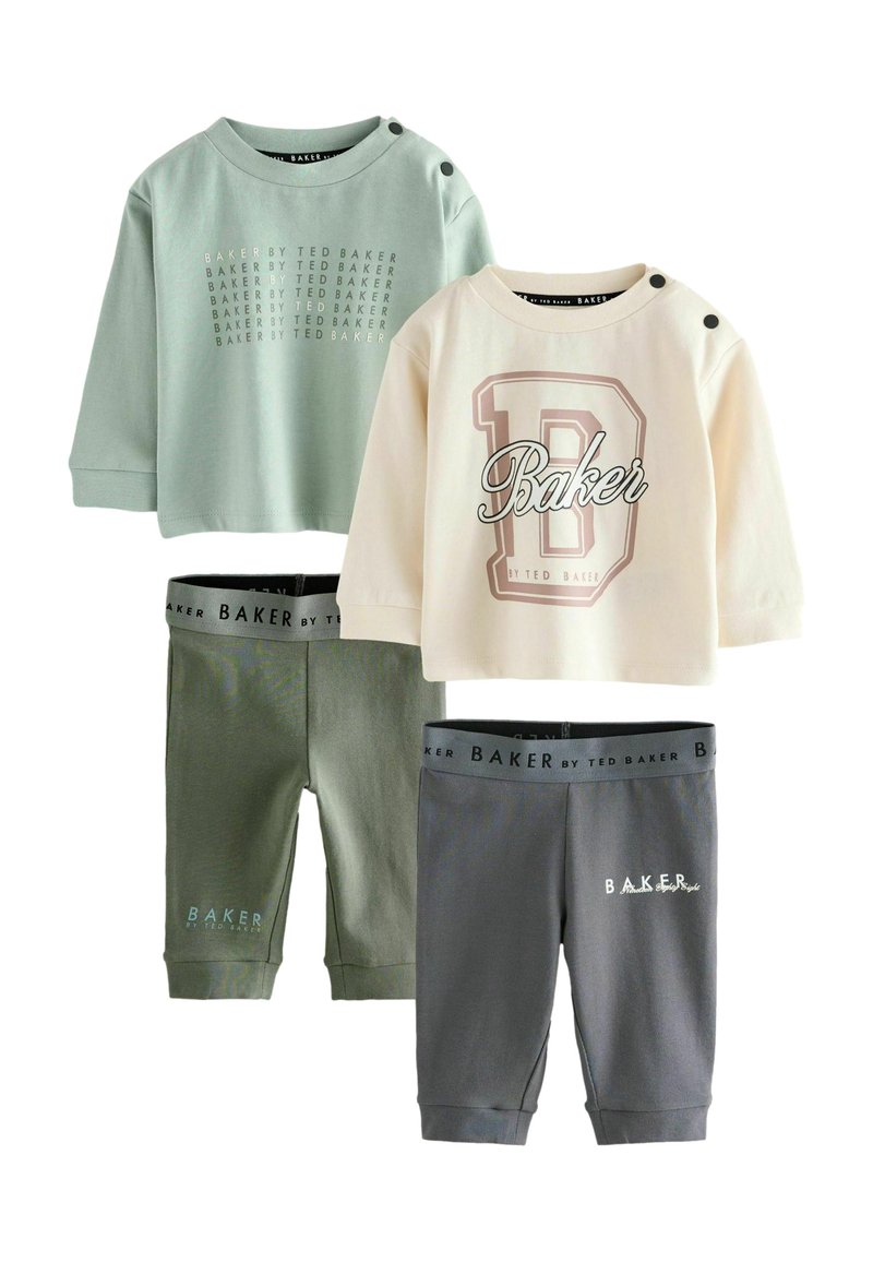 Zwei Baby-Outfits mit Langarm-Oberteilen, die über Schulterknöpfe verfügen, und passenden Hosen mit elastischem Bund, marca "Baker by Ted Baker."