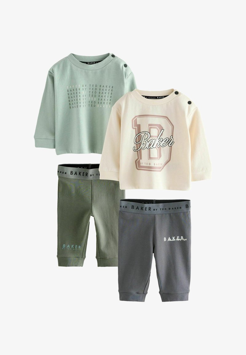 Zwei Baby-Outfits mit Langarm-Oberteilen, die über Schulterknöpfe verfügen, und passenden Hosen mit elastischem Bund, marca "Baker by Ted Baker."