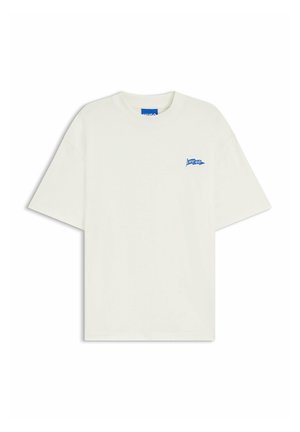 Off-white kortærmet t-shirt med et lille blåt "HUGO" flaglogo på venstre bryst, rund hals og afslappet pasform.
