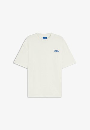 Off-white kortærmet t-shirt med et lille blåt "HUGO" flaglogo på venstre bryst, rund hals og afslappet pasform.