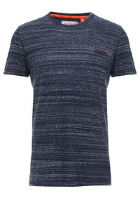 Námořnická modrá tričko s šedými pruhy, kulatým výstřihem, krátkými rukávy a červenými detaily uvnitř límce. Na hrudi má malé logo.