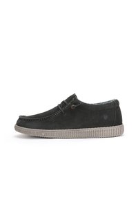 Chaussure à enfiler en suède gris foncé avec semelle en caoutchouc gris clair, présentant des coutures décoratives et deux œillets avec des lacets pour le réglage.