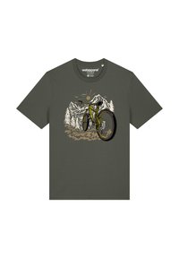 Olivgrünes T-Shirt mit einem Grafikmotiv eines gelben Mountainbikes vor einer Kulisse von Bergen und Bäumen, mit Sonne und Wolken.