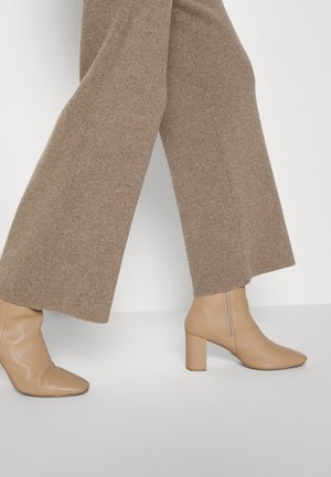 KENA - Trousers - clay melange