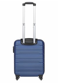 Niebieska twarda walizka podróżna na kółkach z rozwijaną srebrną teleskopową rączką i czterema czarnymi kółkami obrotowymi na białym tle.