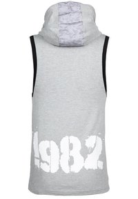 Grijze mouwloze hoodie met een gestructureerde grijze capuchon, voorzien van een grote witte print met de tekst "1982" op de achterkant en zwarte accentbanden aan de zijkanten.