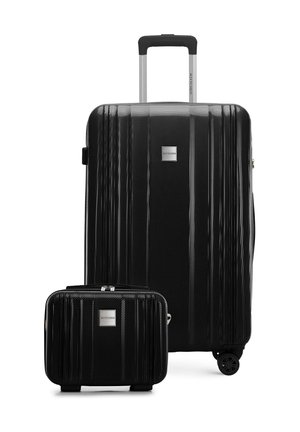 Czarna twarda walizka na kółkach z wysuwanym uchwytem oraz pasująca mała torba podróżna, obie z teksturowanym wykończeniem i plakietkami z logo marki.