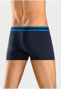 Marineblaue Boxershorts mit einer glatten Textur, ausgestattet mit einem breiten Bund mit blauen horizontalen Streifen. Niedrig geschnitten, enger Schnitt.