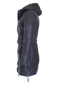 Schwarze Lederjacke mit einem gesteppchten Muster auf den Schultern, Kapuze, Reißverschluss vorne und verstellbarem Taillengürtel. Elegante, glatte Textur.