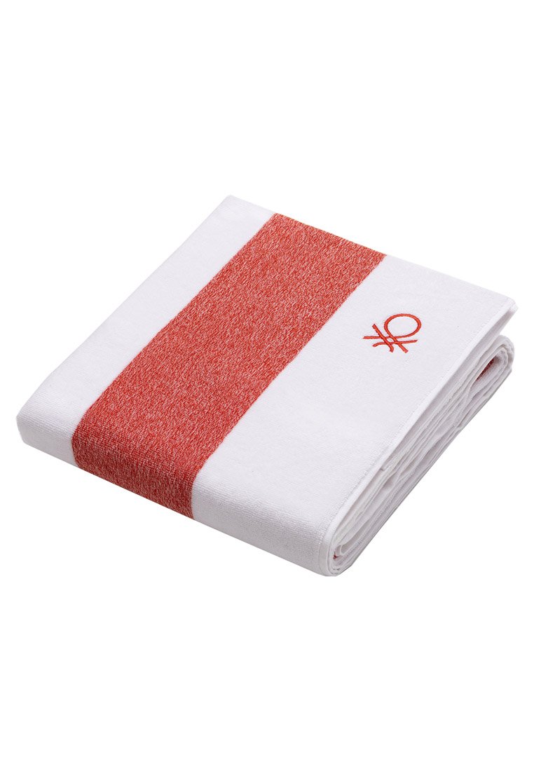 Serviette en coton pliée avec un motif rayé rouge vif et un accent brodé, présentant une texture blanche lisse.