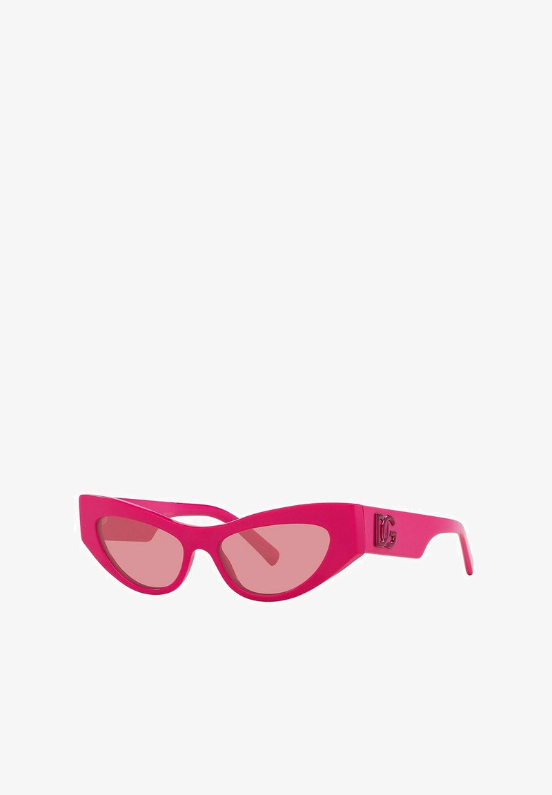 Occhiali da sole a forma di occhio di gatto rosa con una montatura in plastica elegante e lenti leggermente tintate, con un'accattivante accentuazione del logo sul lato.