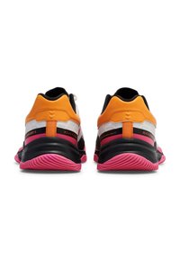 Scarpe sportive con una base nera, accenti arancioni e rosa, tomaia in tessuto testurizzato e suola in gomma rosa. Presentano una marca minimale sul tallone.
