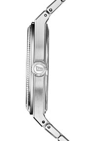 Reloj de acero inoxidable plateado, caja octagonal, bisel texturizado y detalle de corona redonda. Pulsera suave con acabados pulidos y cepillados.