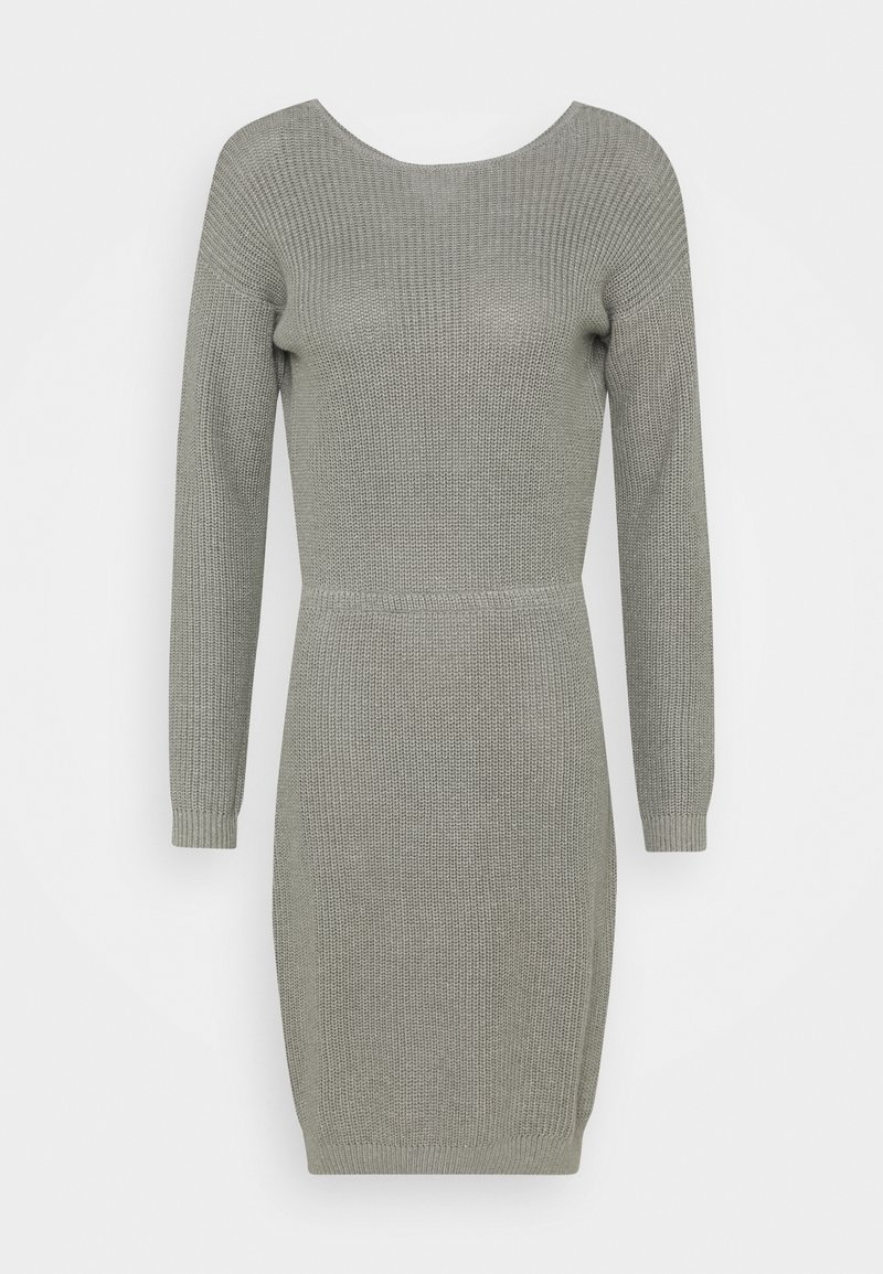 Abito in maglia grigio chiaro con scollatura a barca, maniche lunghe e silhouette aderente; presenta una texture a coste e dettagli a bordo.