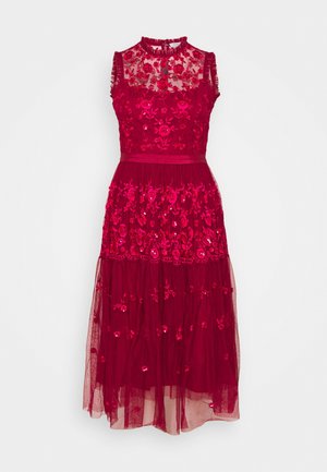 Abito midi rosso senza maniche con ricamo floreale, scollo trasparente e gonna in tulle a strati con dettagli floreali sparsi.