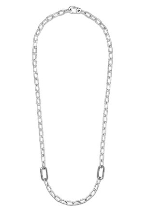 Collier en chaîne en métal argenté avec des maillons allongés et un fermoir sécurisé. Texture lisse avec une finition polie, idéal pour le superposition.