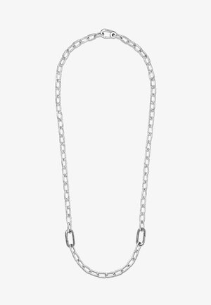 Strieborný kovový náhrdelník s reťazou, obsahujúci predĺžené články a bezpečné zapínanie. Hladký povrch s lesklým finišom, vhodný na vrstvenie.