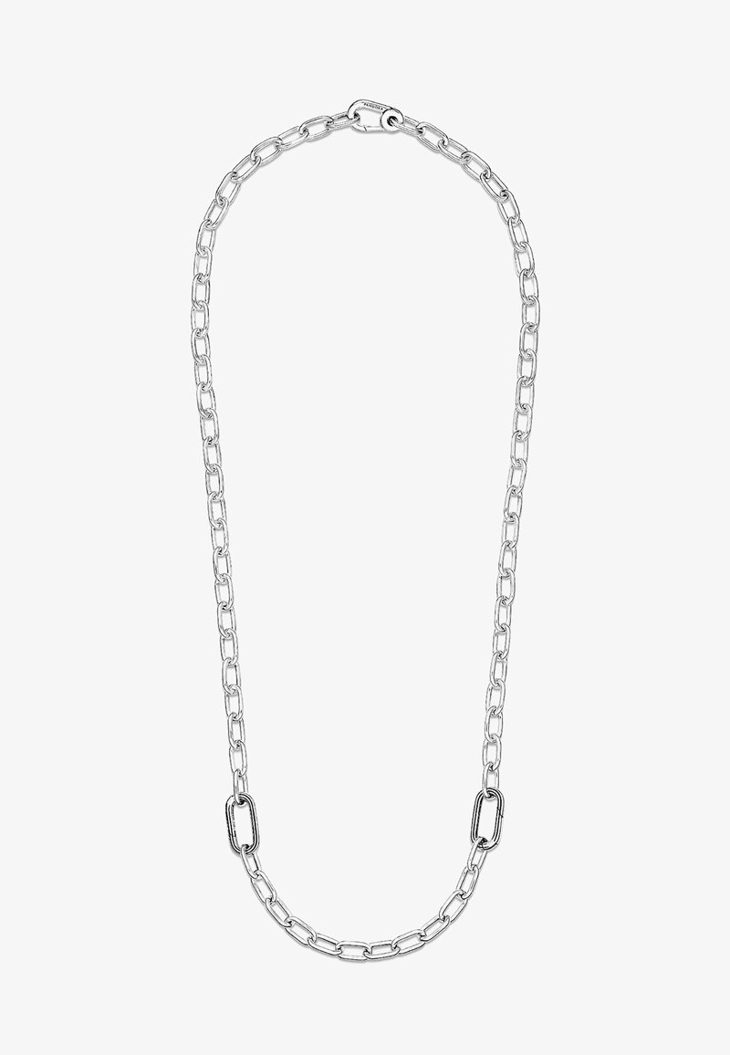Strieborný kovový náhrdelník s reťazou, obsahujúci predĺžené články a bezpečné zapínanie. Hladký povrch s lesklým finišom, vhodný na vrstvenie.