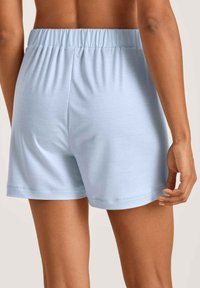 Lichtblauwe shorts van een katoenmix met een elastische tailleband en een relaxte pasvorm. Heeft een zachte textuur en een eenvoudig ontwerp zonder zakken.