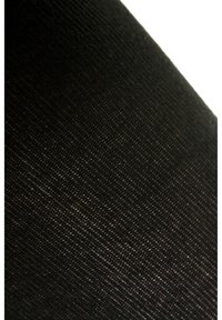 Tessuto nero che mostra un motivo a tessitura strutturata. La superficie è liscia con una leggera lucentezza, creando profondità nel colore e nel design.