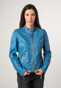 Blaue Lederjacke mit tailliertem Schnitt, hohem Kragen und Reißverschlusstaschen. Glatte Textur und zeitgemäßes Design mit seitlichen Reißverschlüssen.