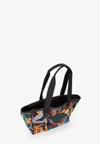 Bolso tote multicolor con intrincados bordados florales, base de lienzo negro, doble correa negra y cierre superior con cremallera.