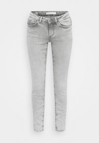 Jeans ajustados de color gris claro hechos de denim. Presentan cinco bolsillos, pasadores para cinturón y una cintura de altura media. Textura suave con un ligero desvanecimiento.