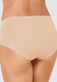 Beige Baumwollslips mit glatter Oberfläche, die einen zarten Spitzenrand entlang des Bunds und ein vollflächiges Design bieten.