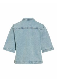 Veste en denim bleu clair avec manches trois-quarts, détails de coutures visibles dans le dos et autour des poignets, et col classique.