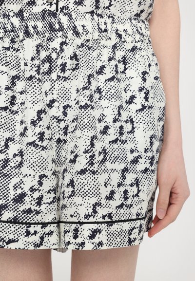 Shorts albi cu un model abstract de puncte în nuanțe de albastru închis, având o talie elastică și buzunare laterale. O margine neagră la tiv adaugă detaliu.