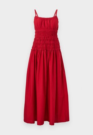 Robe maxi rouge sans manches avec corsage froncé à smocks et fines bretelles, présentée sur fond blanc uni.