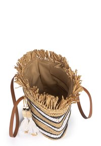 Sac en paille tissé avec des anses en cuir tan, haut à franges et rayures noir et blanc. Dispose d'un intérieur doublé en tissu et de pompons décoratifs.