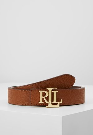 Ceinture en cuir brun texturé avec boucle en or "RL" affichée sur une surface blanche contre un fond gris uni.
