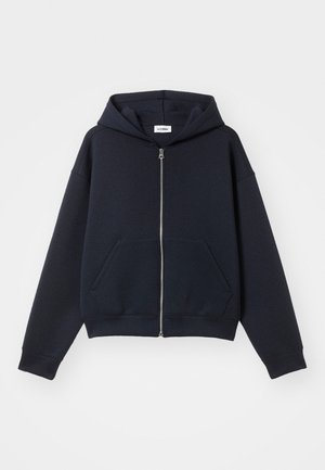 Navy Kapuzensweatjacke mit Reißverschluss aus weichem Material, ausgestattet mit einer Fronttasche, Kapuze und gerippten Bündchen. Sie hat eine lockere Passform und ein minimalistisches Design.