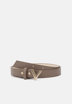 Bruine gestructureerde leren riem met een gouden V-vormige gesp en twee kleine gouden klinknagels met een reliëf V, plat gelegd op een witte achtergrond.