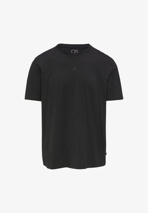 Must on musta puuvillane T-särk lühikeste varrukatega, ümar kaelus ja väike QS logo rinnal. Sile tekstuur ja standardne lõige.